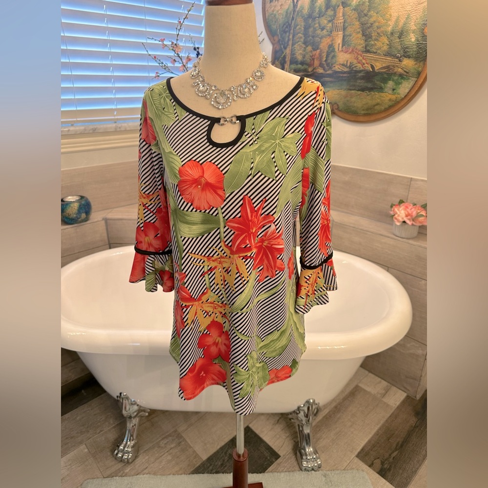 GG Collection Gorgeous Black White Stripped Floral Top with Cute Sleeves
